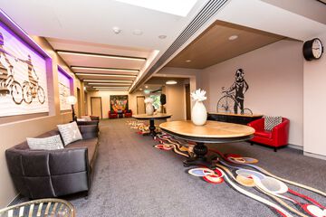 Lobby lounge