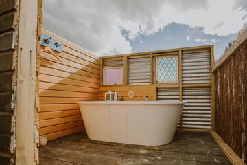 Deep soaking bathtub