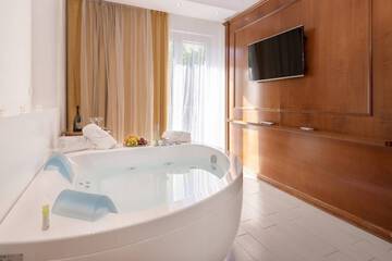 Private spa tub