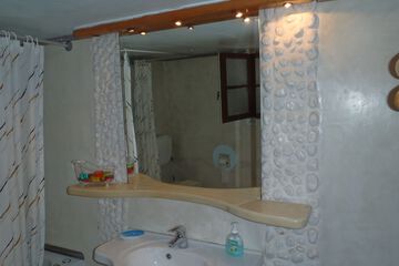 Bathroom sink