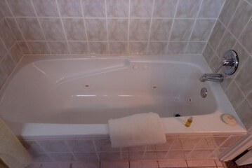 Jetted tub