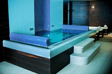 Indoor spa tub