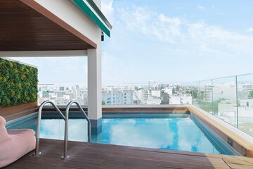 Rooftop pool