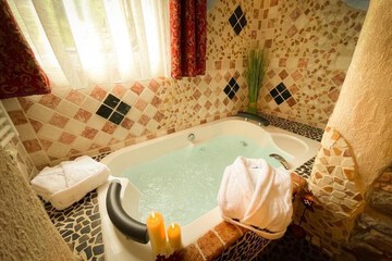 Indoor spa tub