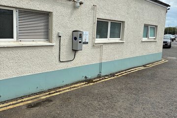 Electric vehicle charging station