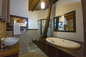 Deep soaking bathtub