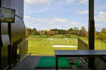 Indoor golf driving range