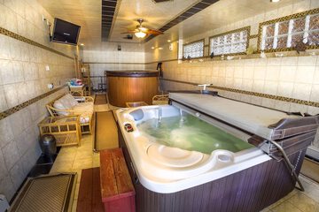 Indoor spa tub