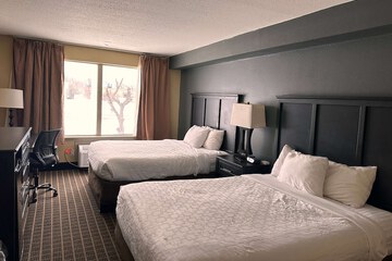 Days Inn & Suites by Wyndham Norton Shores / Muskegon