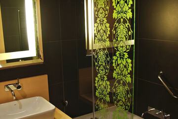 Deep soaking bathtub