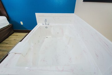 Deep soaking bathtub
