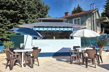 Poolside bar