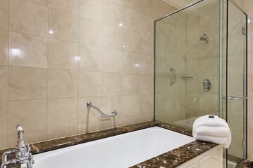 Deep soaking bathtub