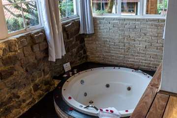 Jetted tub