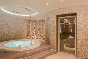 Indoor spa tub