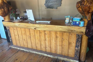 Check-in/check-out kiosk