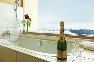 Deep soaking bathtub