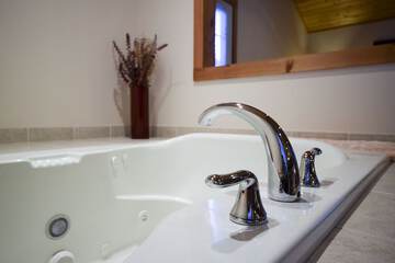 Deep soaking bathtub