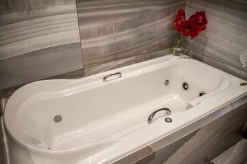 Jetted tub