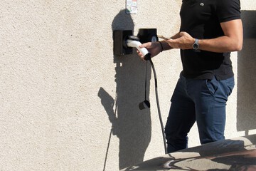 Electric vehicle charging station