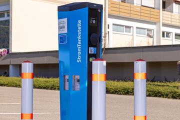 Electric vehicle charging station