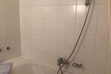 Deep soaking bathtub