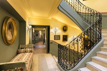 Handrails in hallways