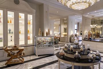 Lobby lounge