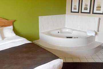 Deep soaking bathtub