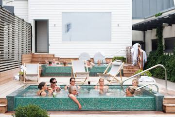 Indoor/outdoor pool