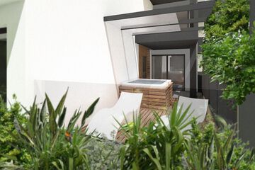 Private spa tub