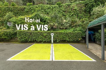 Electric vehicle charging station