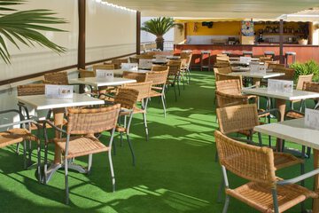 Poolside bar