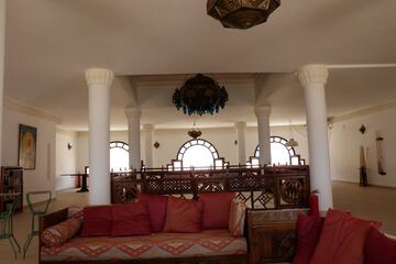 Lobby lounge
