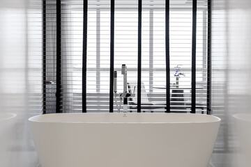 Deep soaking bathtub
