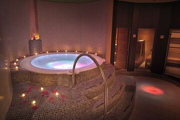 Indoor spa tub