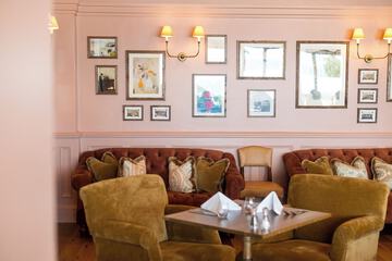 Lobby lounge