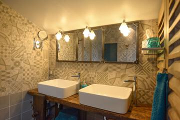 Bathroom sink
