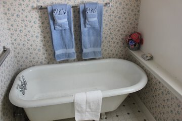 Deep soaking bathtub