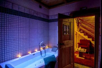 Indoor spa tub