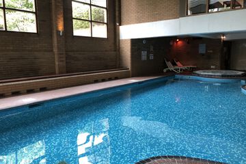 Indoor spa tub