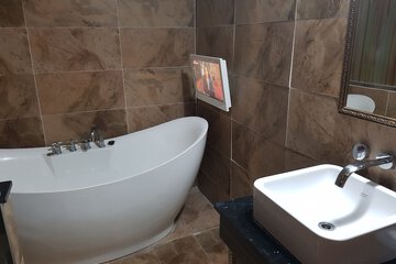 Private spa tub