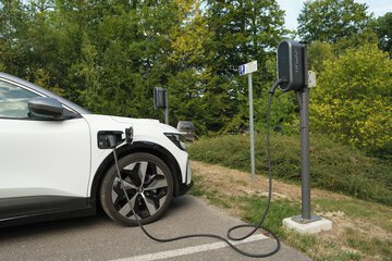Electric vehicle charging station