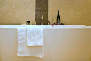 Deep soaking bathtub