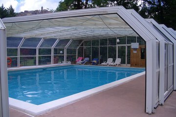 Indoor/outdoor pool