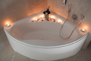 Deep soaking bathtub