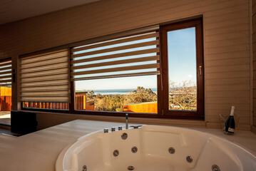 Deep soaking bathtub