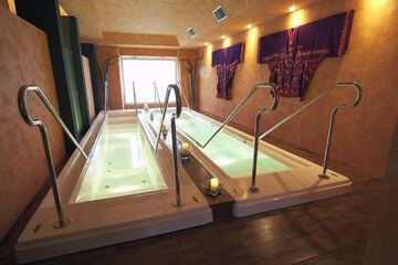 Indoor spa tub