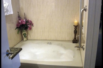 Deep soaking bathtub