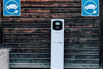 Electric vehicle charging station